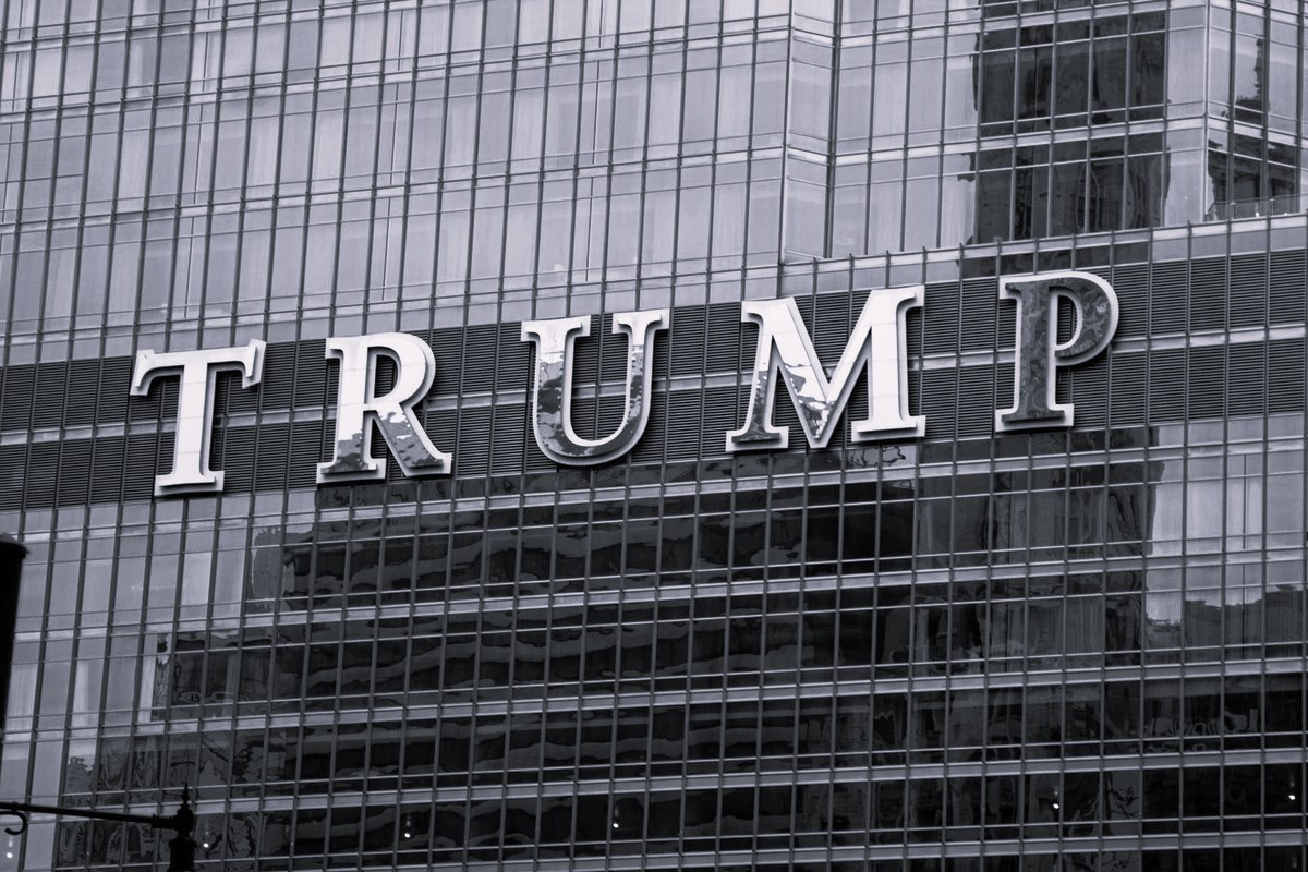 Logotipo en un edificio de Trump